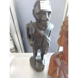 HOMME AFRCAIN GUERRIER
