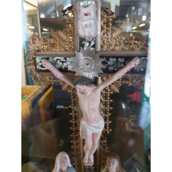 CRUCIFIX SOUS GLOBE