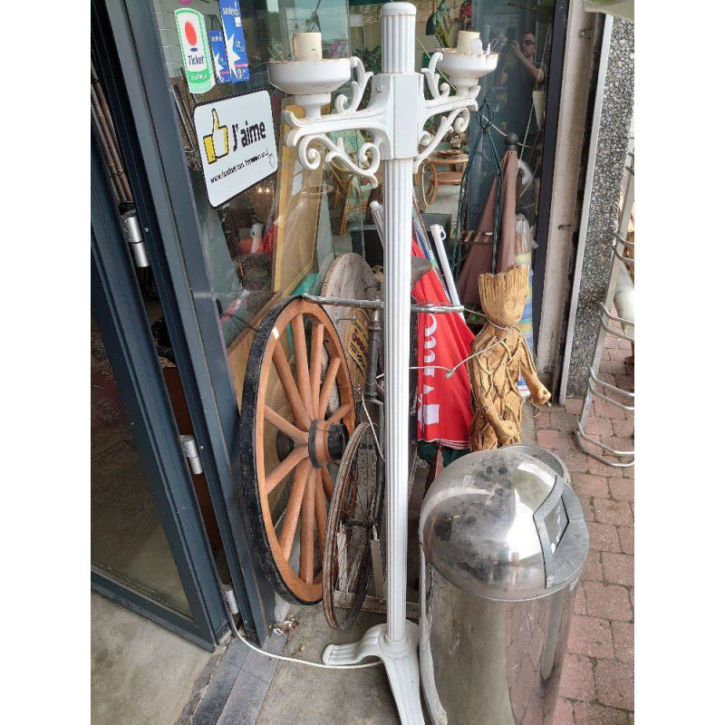 LAMPADAIRE DOUBLE BLANC EN L ETAT