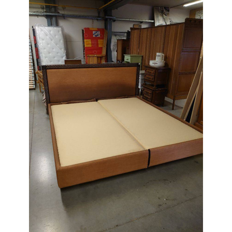 LIT BOXSPRING EN L ÉTAT