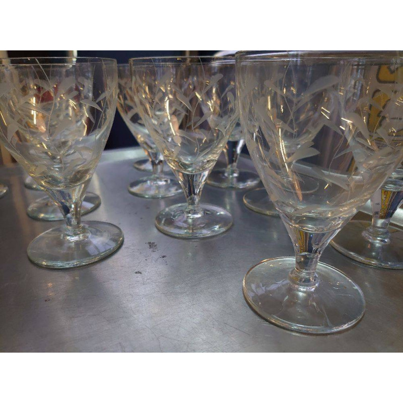 SERVICE DE 47 VERRES CISELES