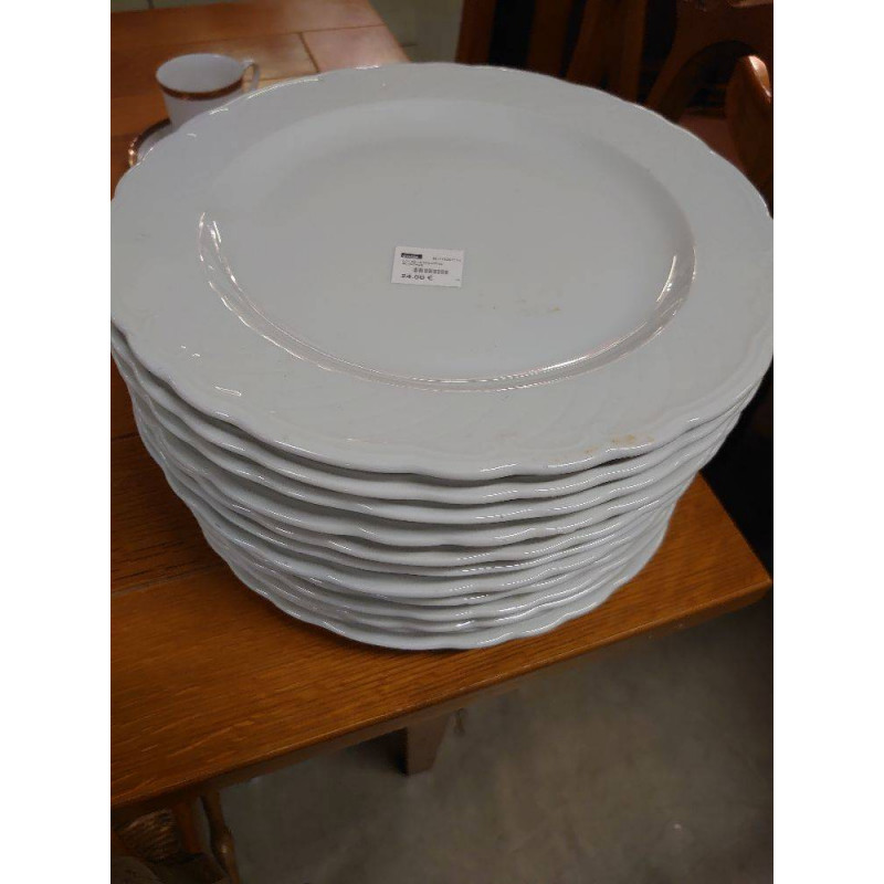 LOT DE 12 ASSIETTES BLANCHES